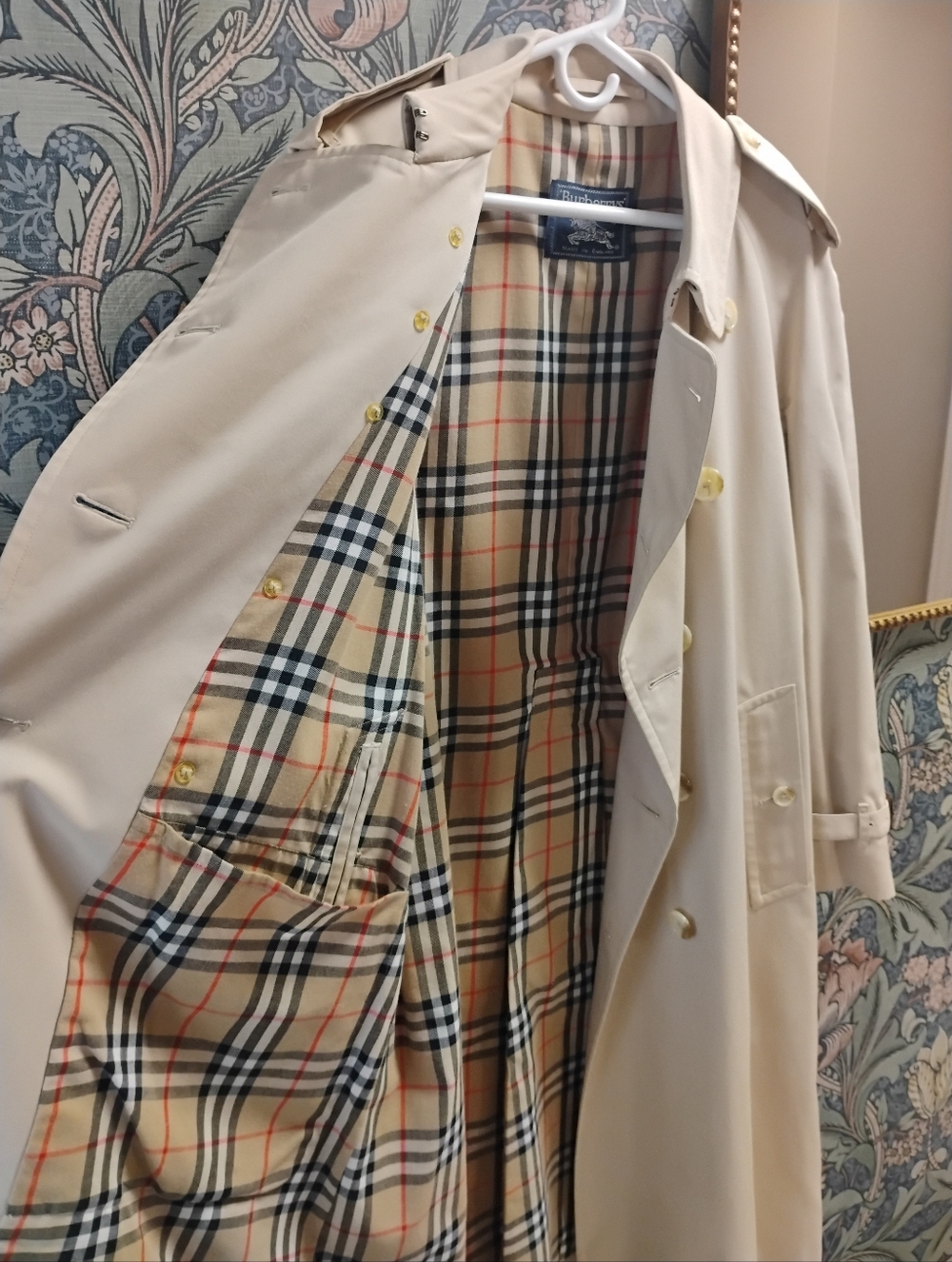 Vintage Burberry Classic Beige Trench Coat - Timeless Women's Outerwear - Picture 7 of 16